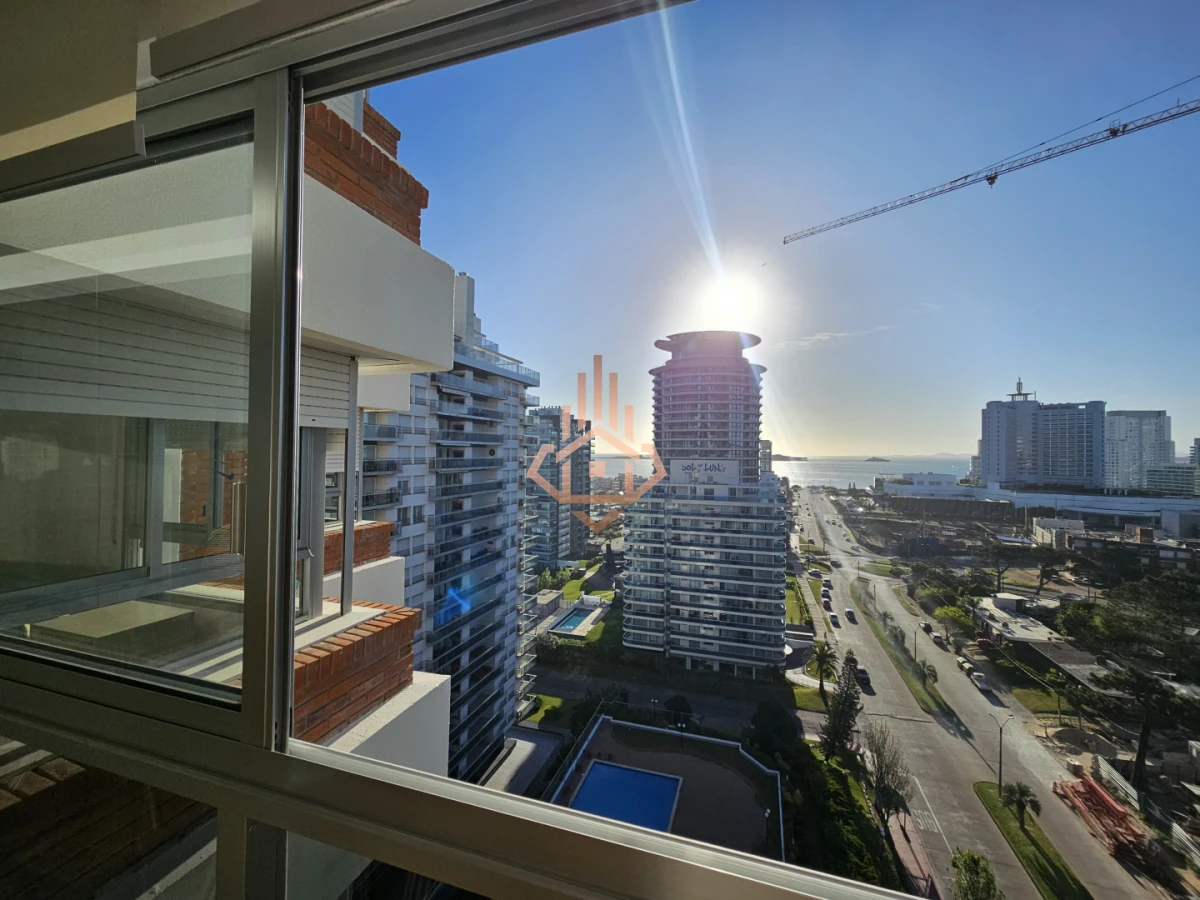 Venta de Apartamento de Dos Dormitorios y Medio Piso Alto