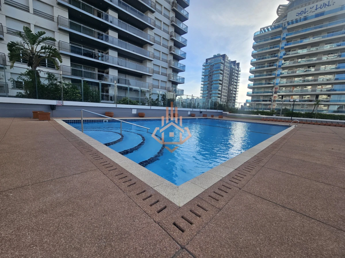 Venta de Apartamento de Dos Dormitorios y Medio Piso Alto