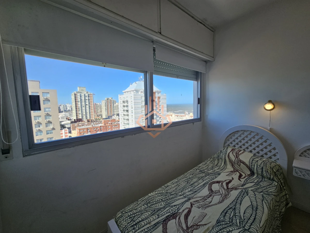 Se vende apartamento de 3 dormitorios en la Península, piso alto con vista al mar