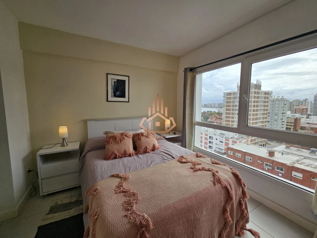 Se Vende Apartamento de Dos Dormitorios con Balcon y Vista en la Península