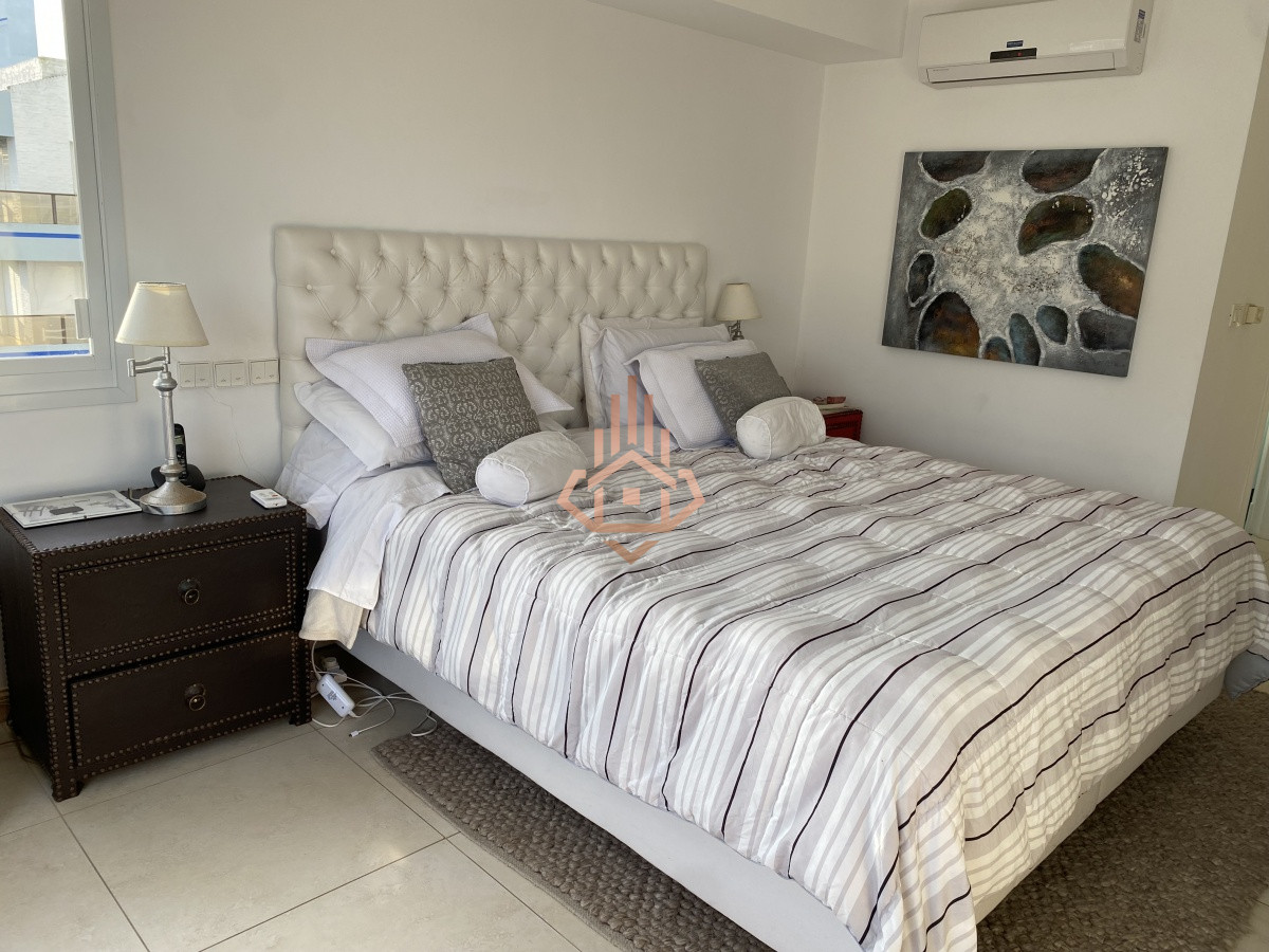 Venta apartamento de 3 dormitorios mas dependencia, frente a playa Brava.