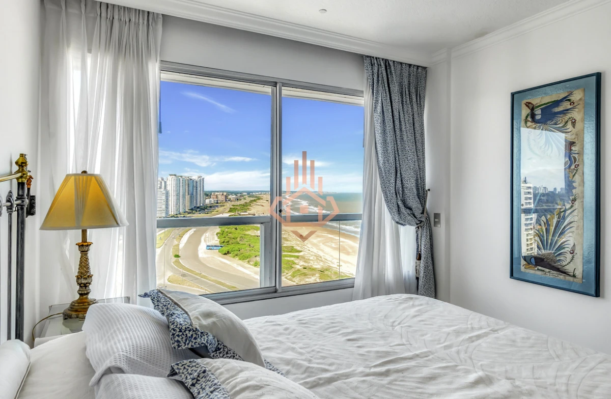 Venta apartamento de 3 dormitorios mas dependencia frente al Mar