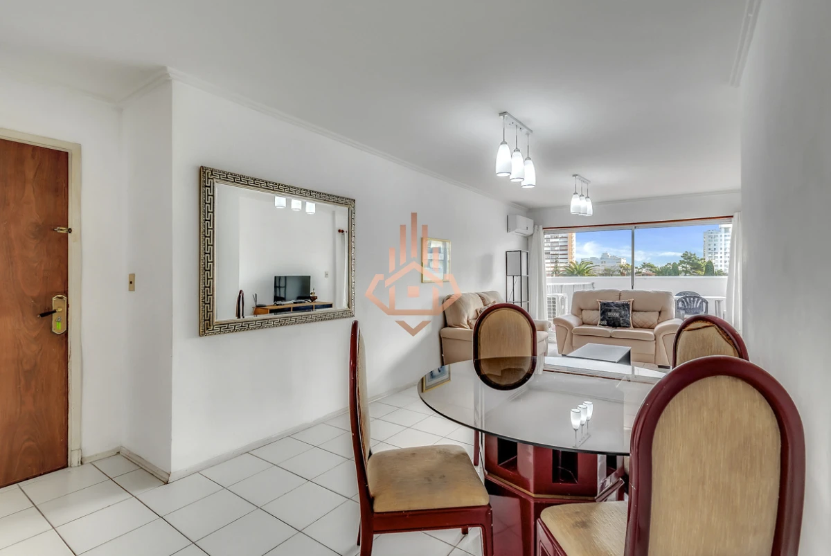 Venta apartamento 3 dormitorios, a pasos de Playa Brava. Terraza amplia