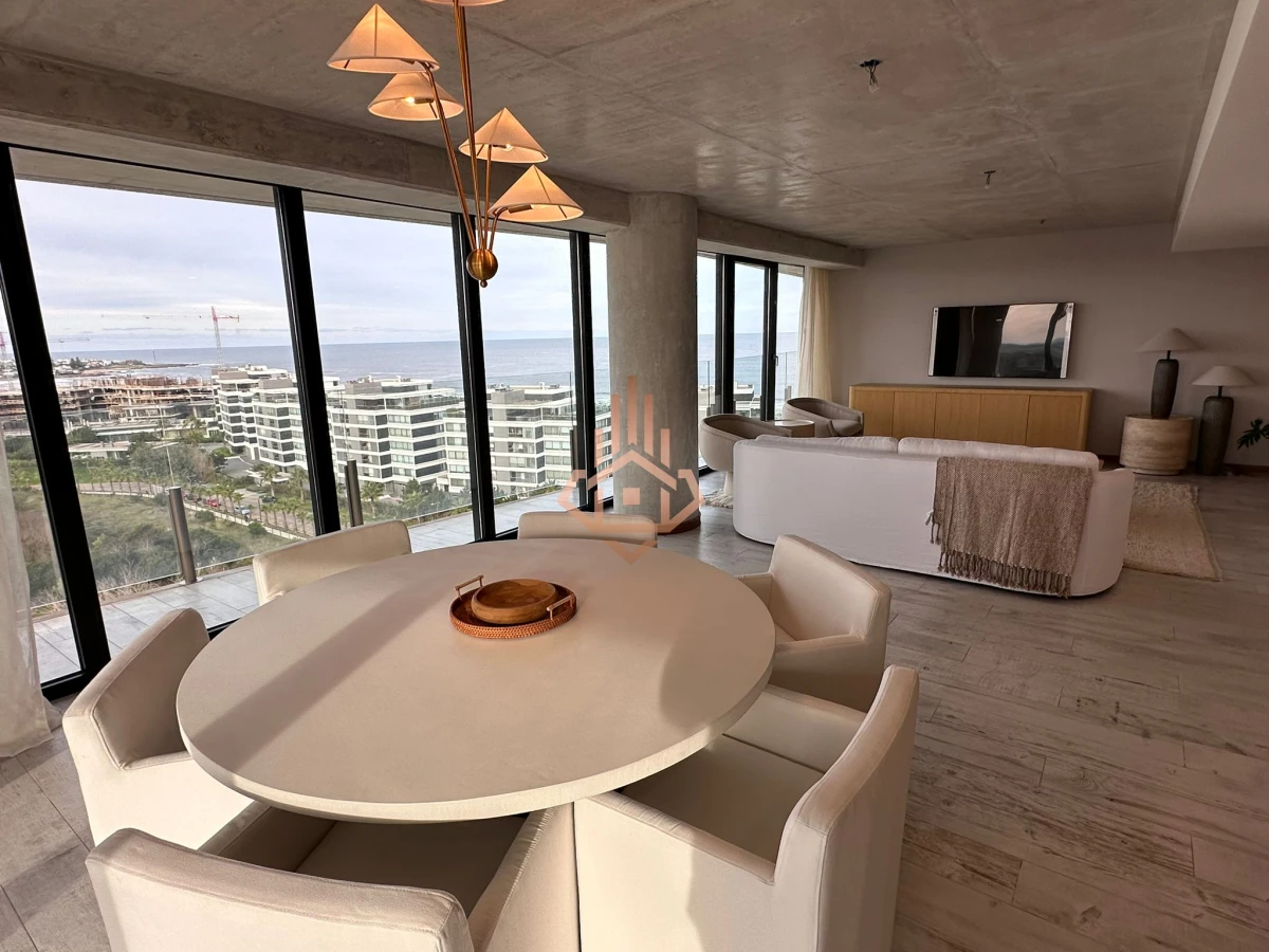 Venta departamento en Surfside de 2 dormitorios + den con vista al Mar