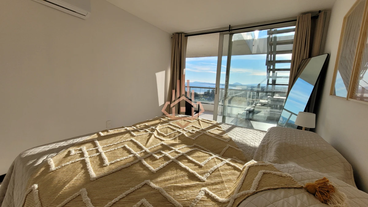 Apartamento dúplex en venta con vista panorámica en Punta Ballena