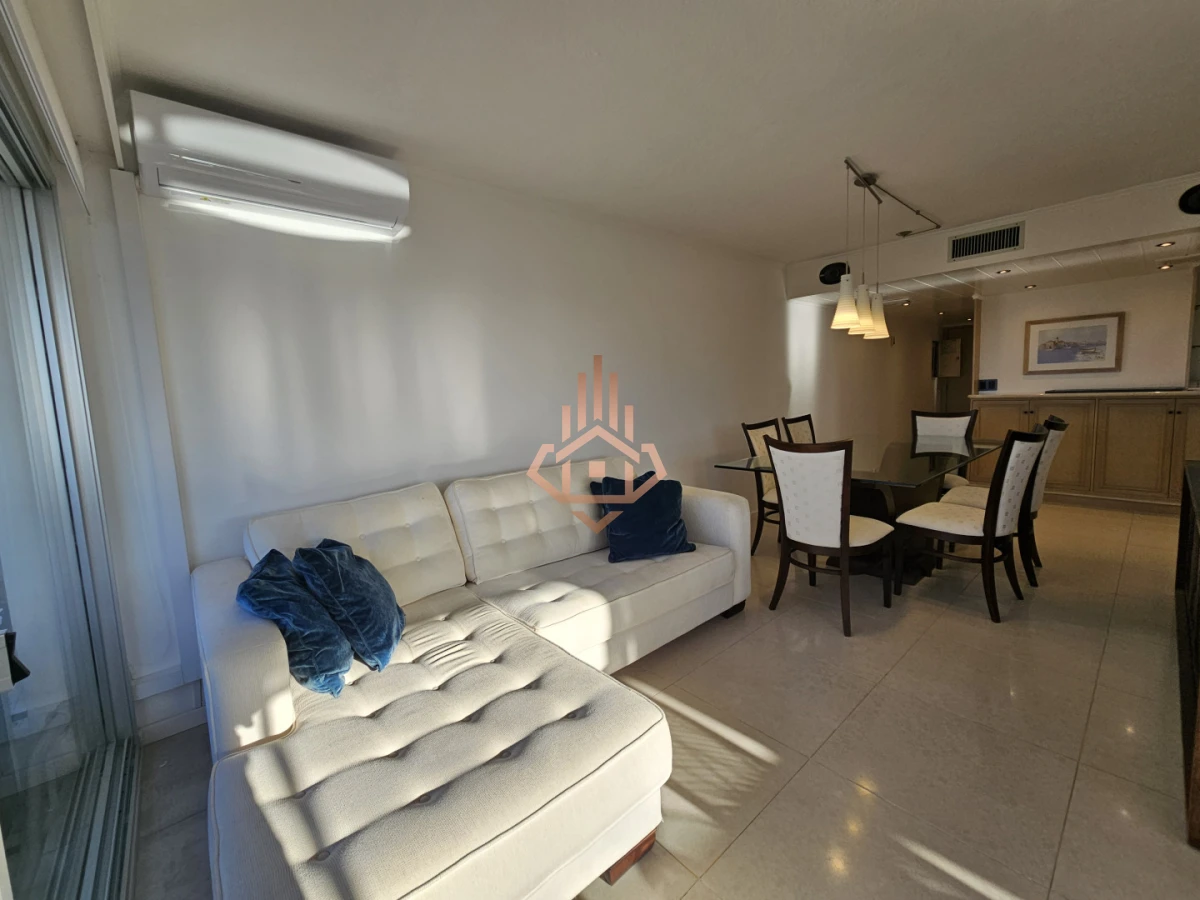 Venta de Apartamento de Dos Dormitorios y Medio Piso Alto