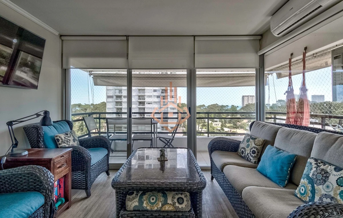 Venta Apartamento en Punta del Este con 3 dormitorios y vista parcial a la playa.