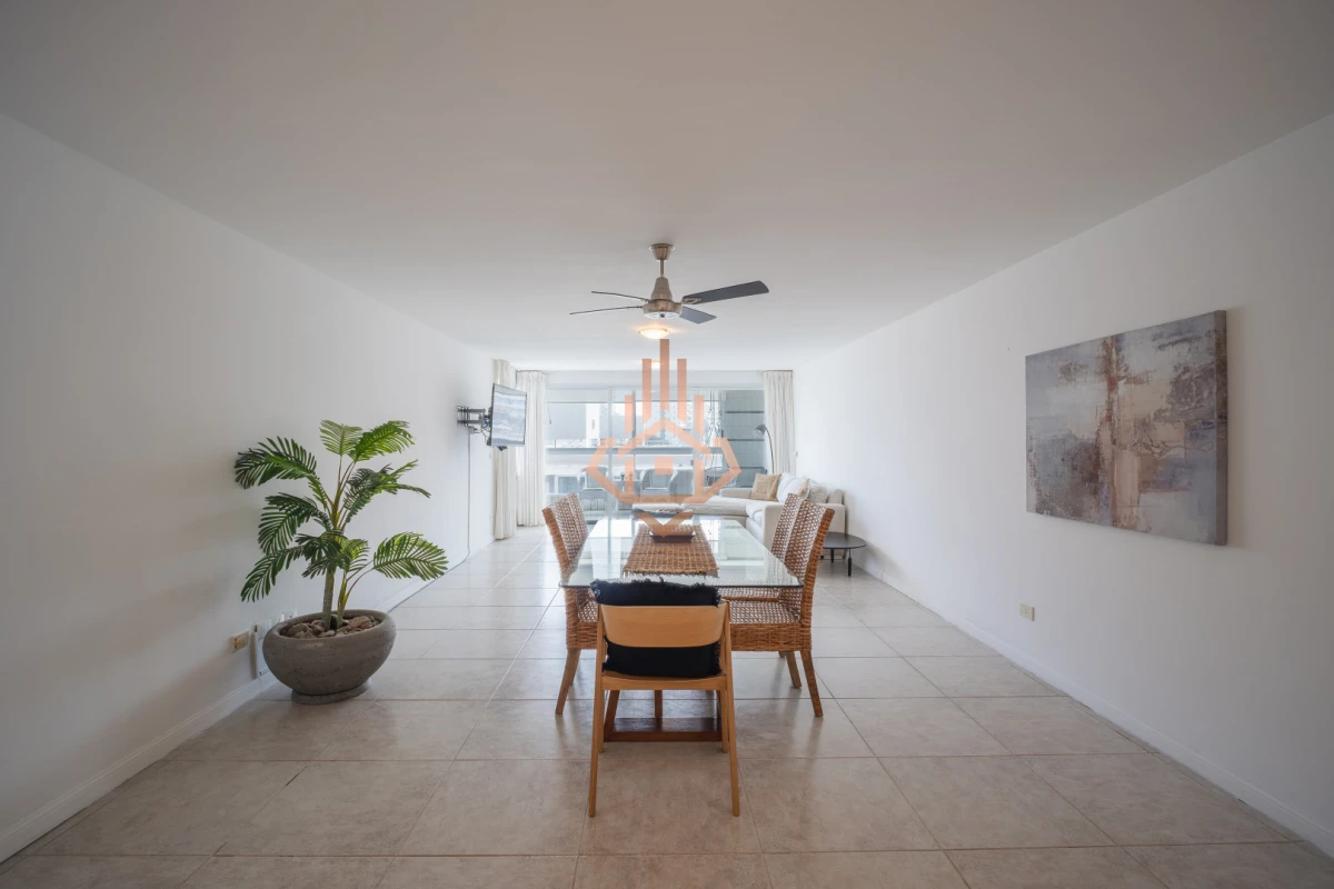 Venta apartamento de 3 dormitorios mas dependencia, frente a playa Brava.