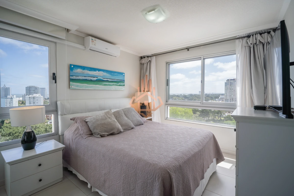 Venta Apartamento de 1 dormitorio medio a pasos del mar con vista parcial mar.