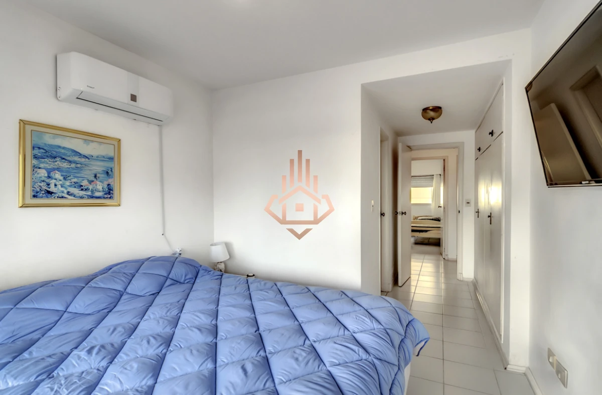 Venta apartamento 3 dormitorios, a pasos de Playa Brava. Terraza amplia