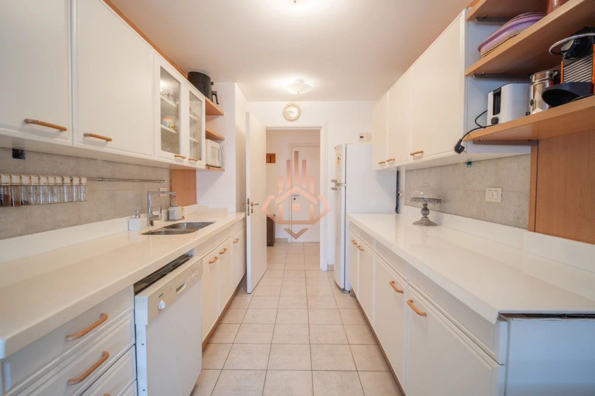 Venta apartamento de 3 dormitorios mas dependencia, frente a playa Brava.