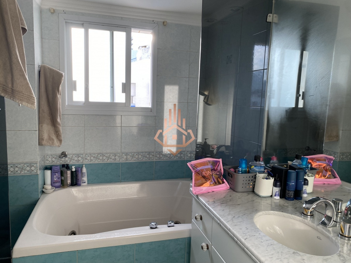 Venta apartamento de 3 dormitorios mas dependencia, frente a playa Brava.