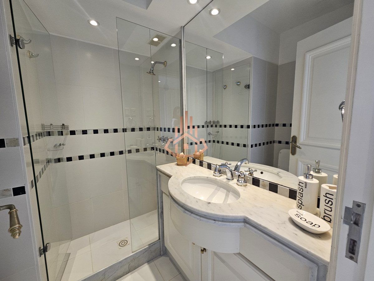Se Vende Depto en Primera Linea de 4 Dormitorios en Suite Playa Brava