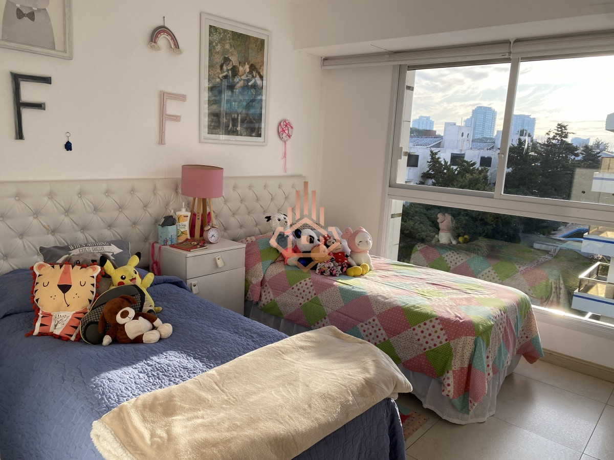 Venta apartamento de 3 dormitorios mas dependencia, frente a playa Brava.