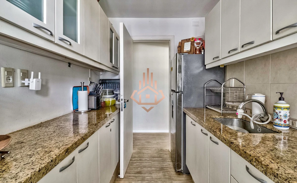 Venta Apartamento en Punta del Este con 3 dormitorios y vista parcial a la playa.