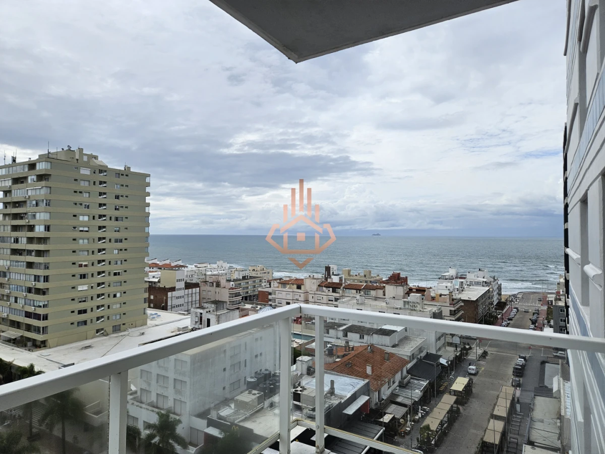 Se Vende Apartamento de Dos Dormitorios con Balcon y Vista en la Península