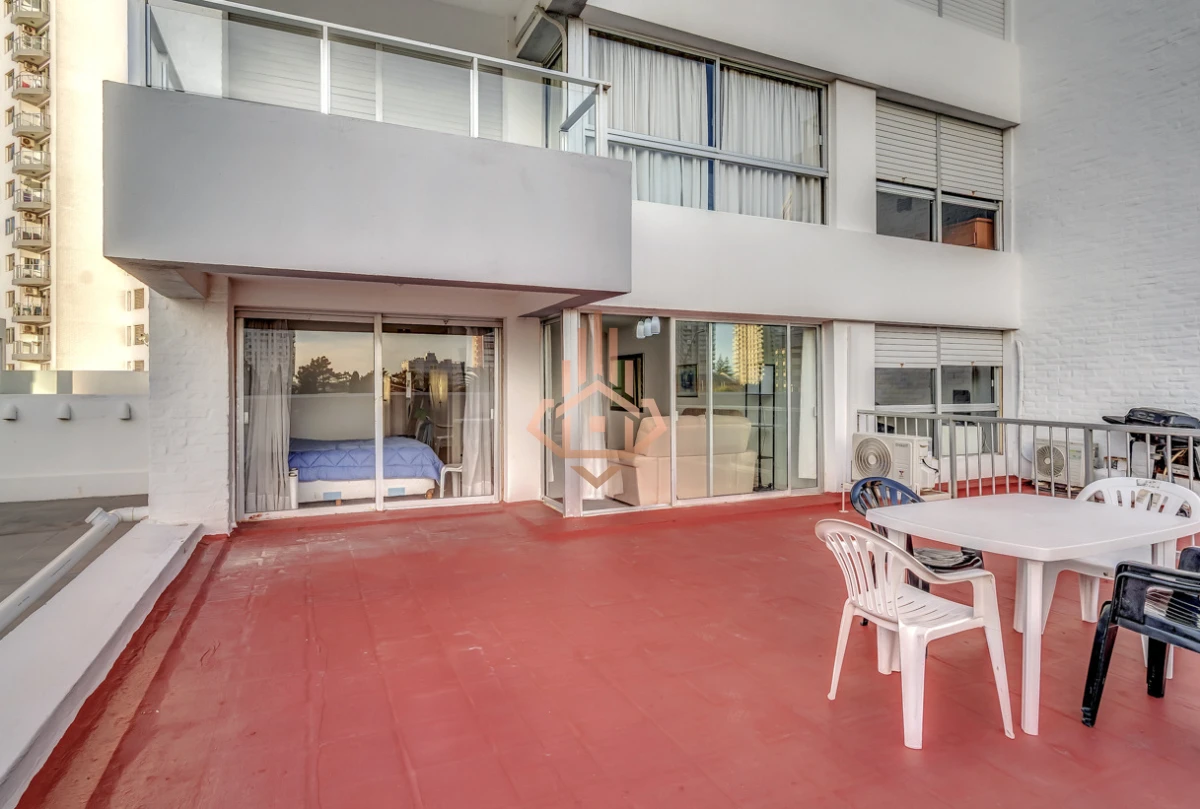 Venta apartamento 3 dormitorios, a pasos de Playa Brava. Terraza amplia