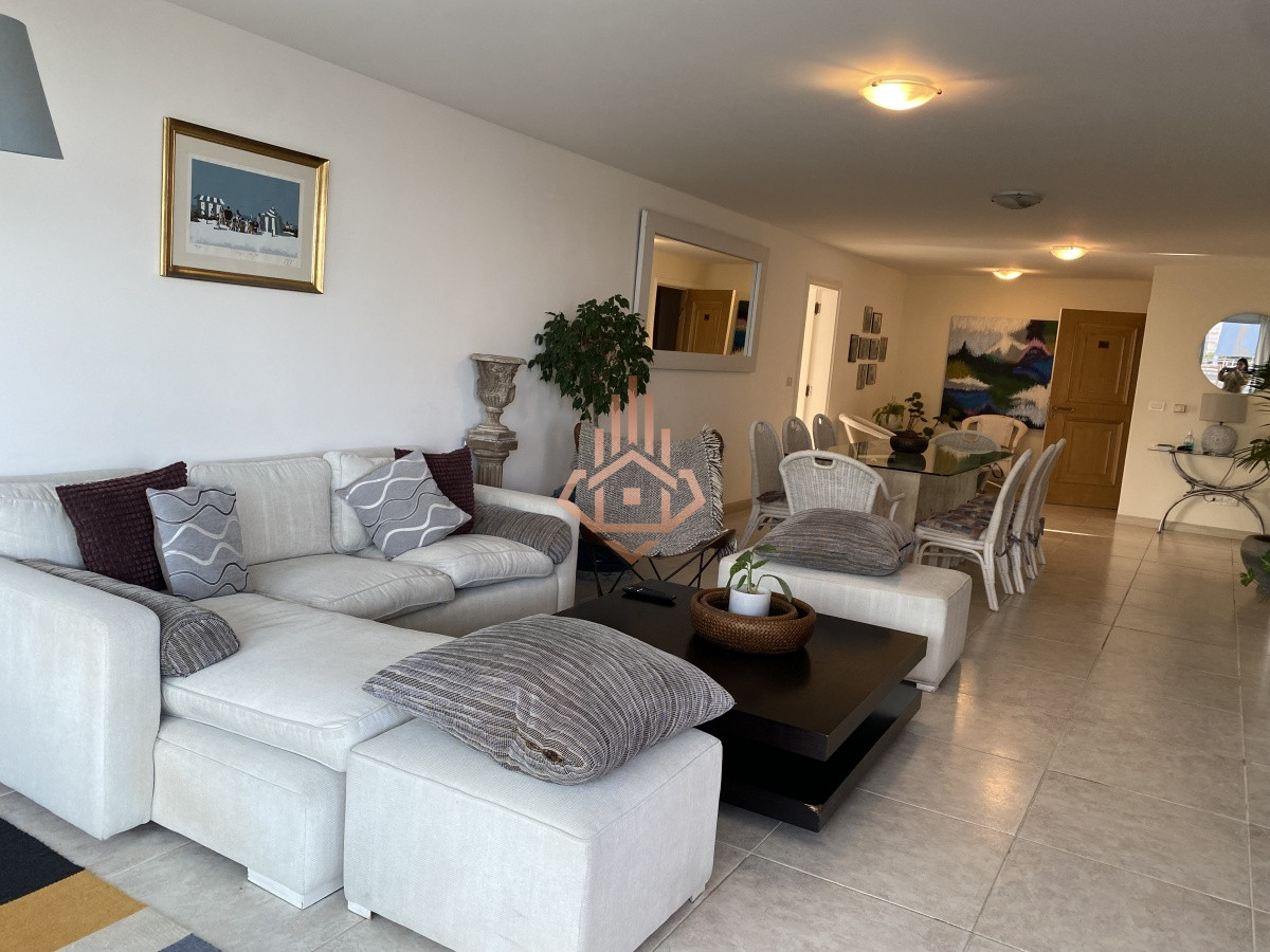 Venta apartamento de 3 dormitorios mas dependencia, frente a playa Brava.