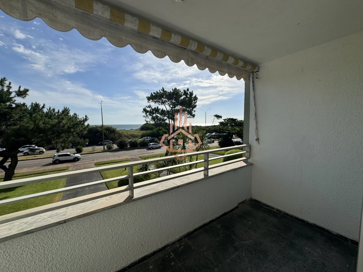 Venta apartamento frente al Mar de 3 dormitorios.