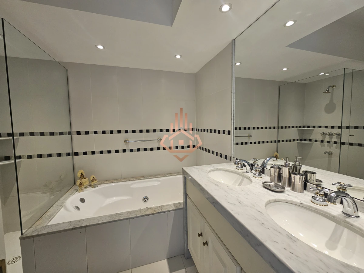 Se Vende Depto en Primera Linea de 4 Dormitorios en Suite Playa Brava