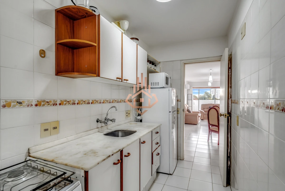 Venta apartamento 3 dormitorios, a pasos de Playa Brava. Terraza amplia