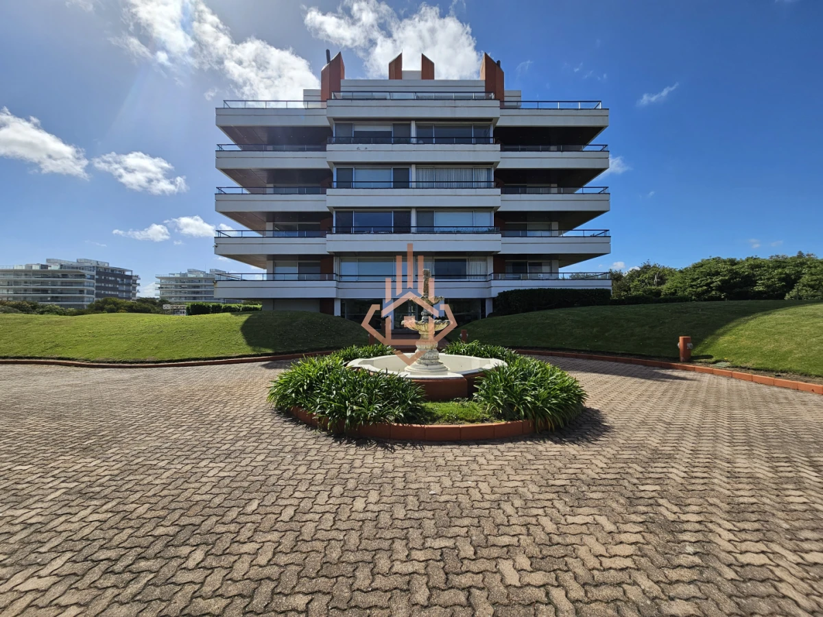 Se Vende Depto en Primera Linea de 4 Dormitorios en Suite Playa Brava