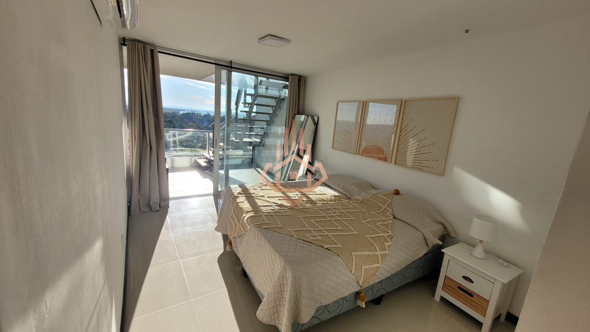 Apartamento dúplex en venta con vista panorámica en Punta Ballena