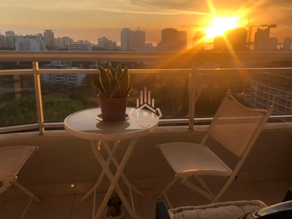 Venta Apartamento de 1 dormitorio medio a pasos del mar con vista parcial mar.