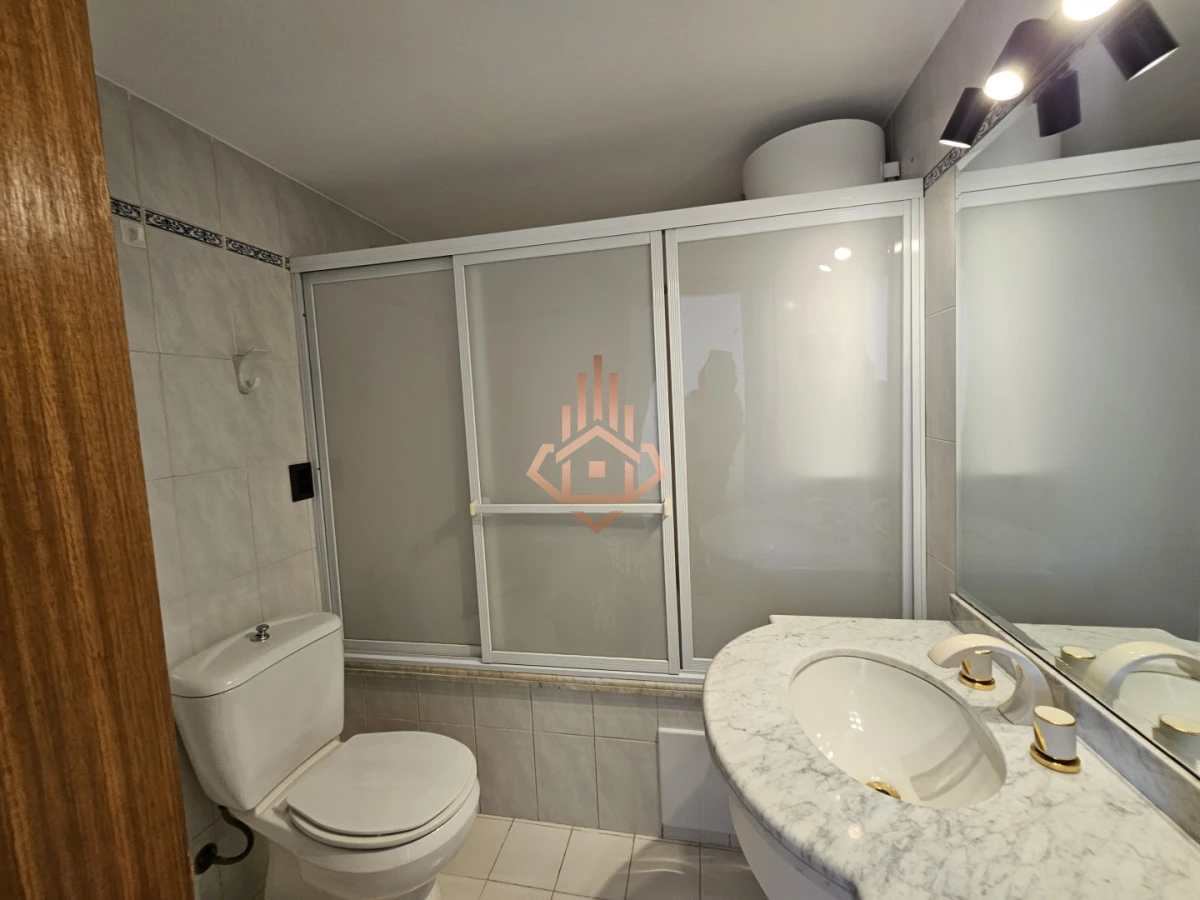 Venta de Apartamento de Dos Dormitorios y Medio Piso Alto