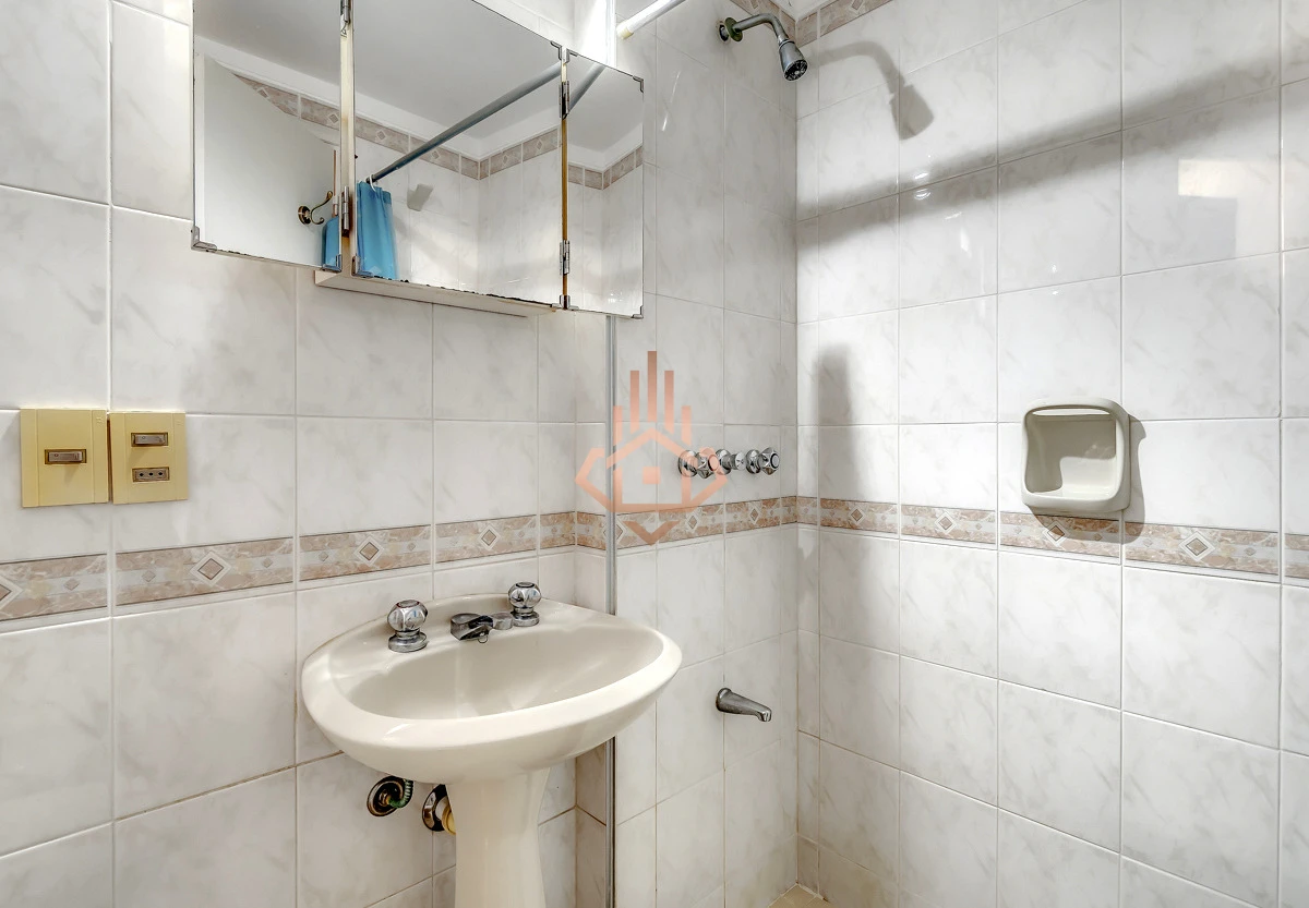 Venta apartamento 3 dormitorios, a pasos de Playa Brava. Terraza amplia