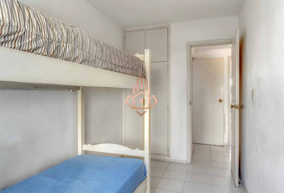 Venta apartamento 3 dormitorios, a pasos de Playa Brava. Terraza amplia