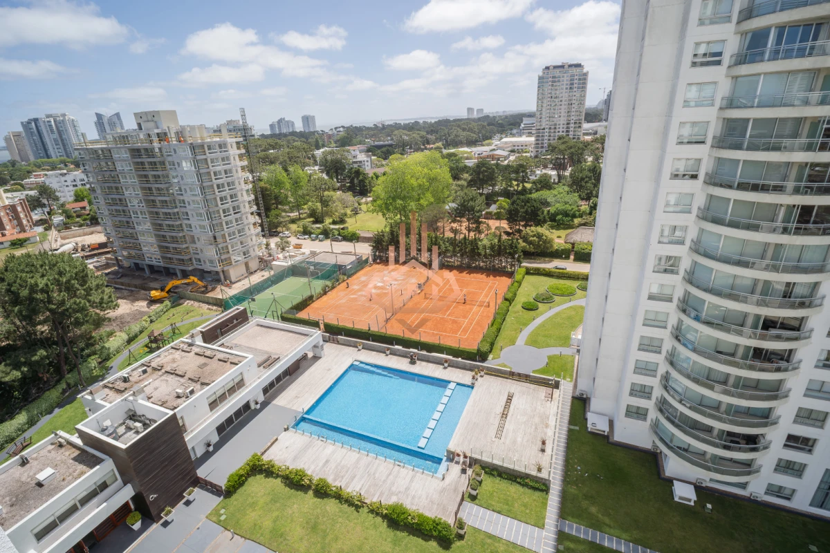 Venta Apartamento de 1 dormitorio medio a pasos del mar con vista parcial mar.