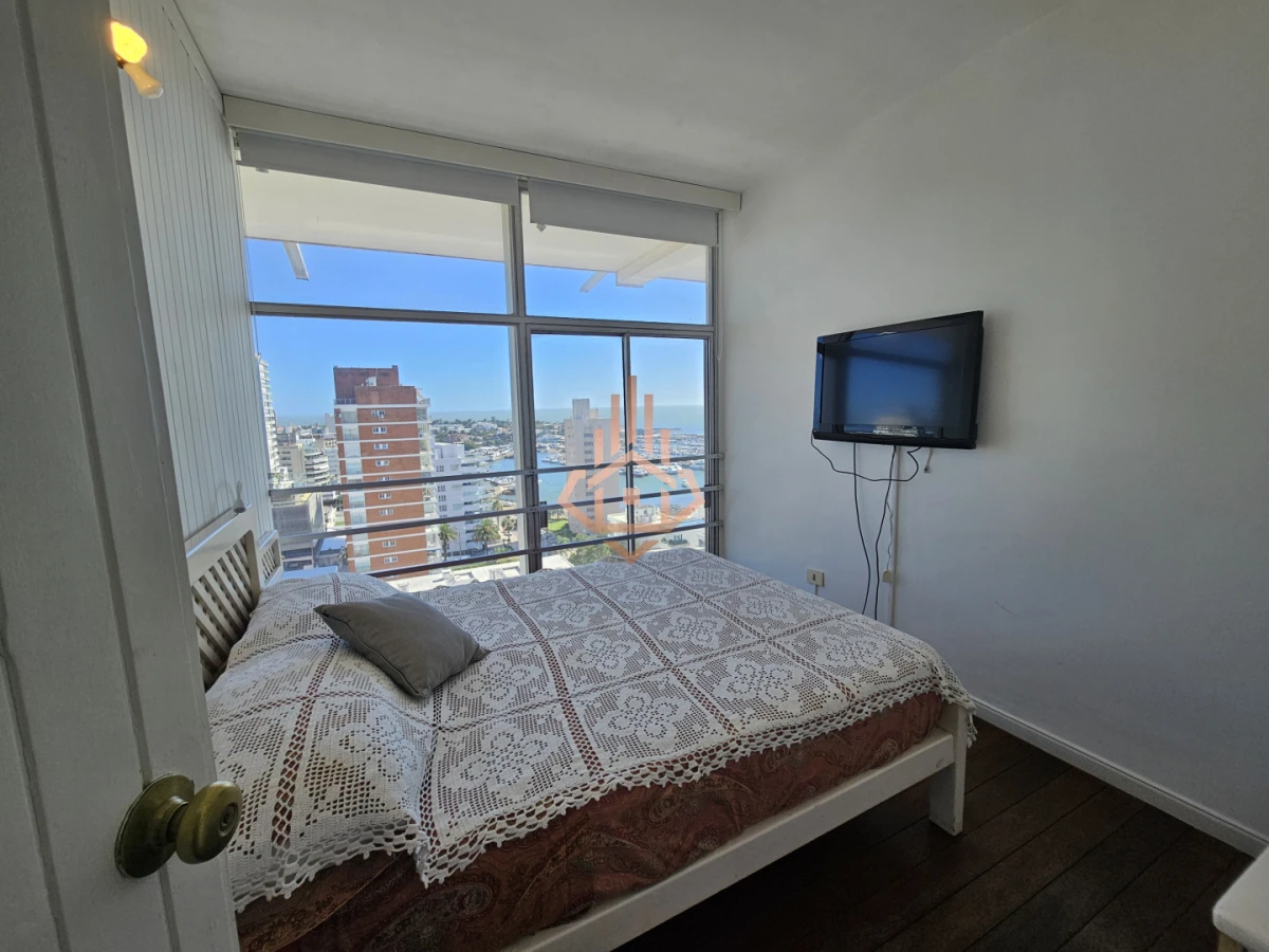Se vende apartamento de 3 dormitorios en la Península, piso alto con vista al mar