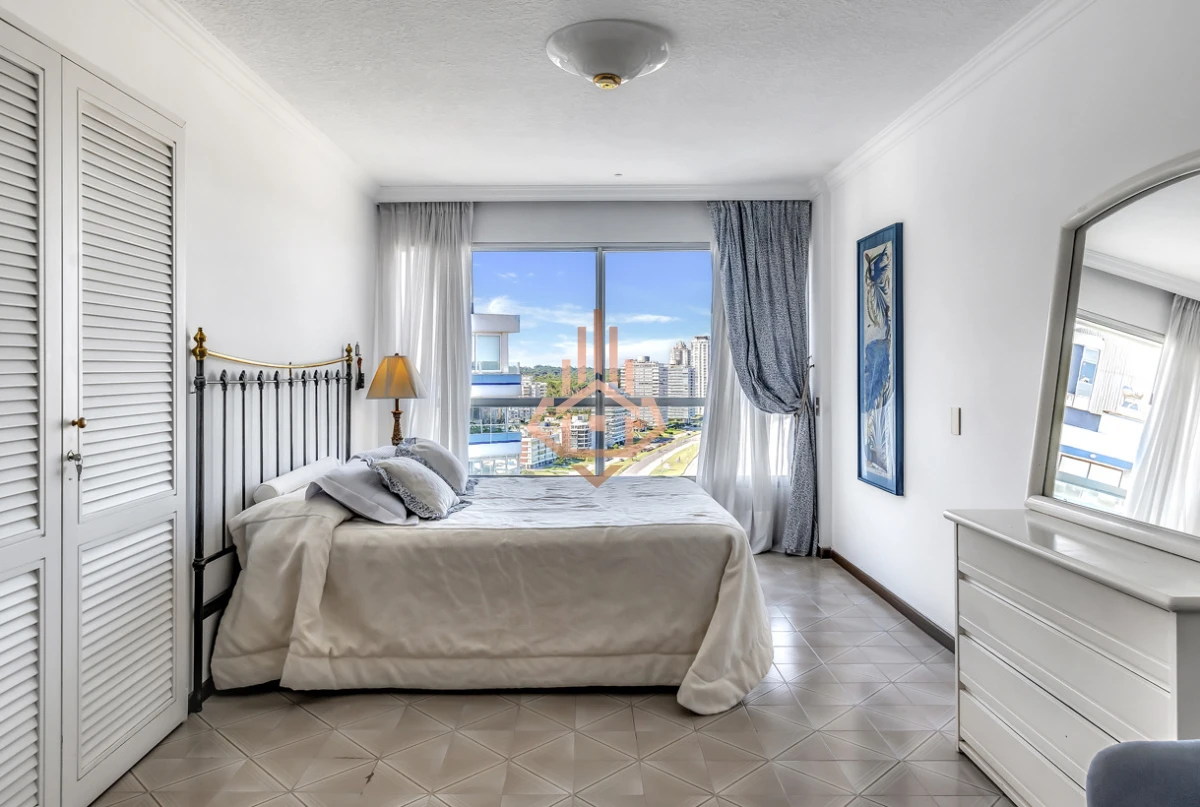 Venta apartamento de 3 dormitorios mas dependencia frente al Mar