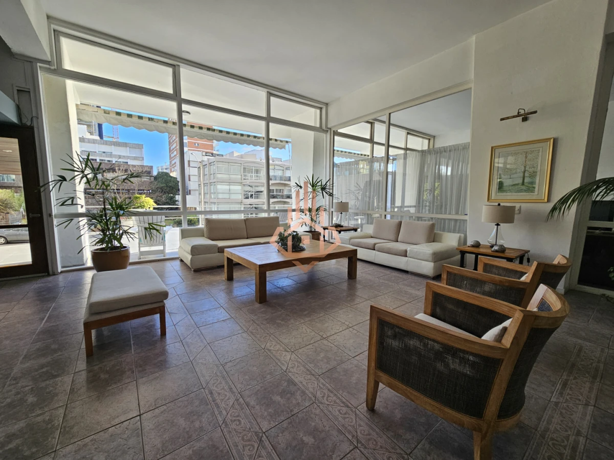 Se Vende Apartamento de un Dormitorio con Balcon en la Peninsula de Punta Dle Este