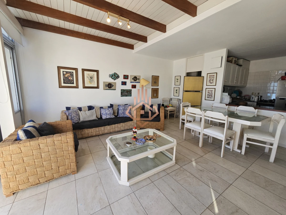 Se vende apartamento de 3 dormitorios en la Península, piso alto con vista al mar