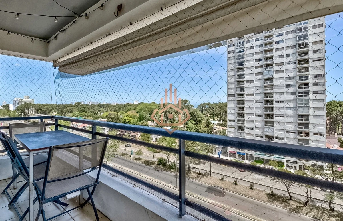 Venta Apartamento en Punta del Este con 3 dormitorios y vista parcial a la playa.
