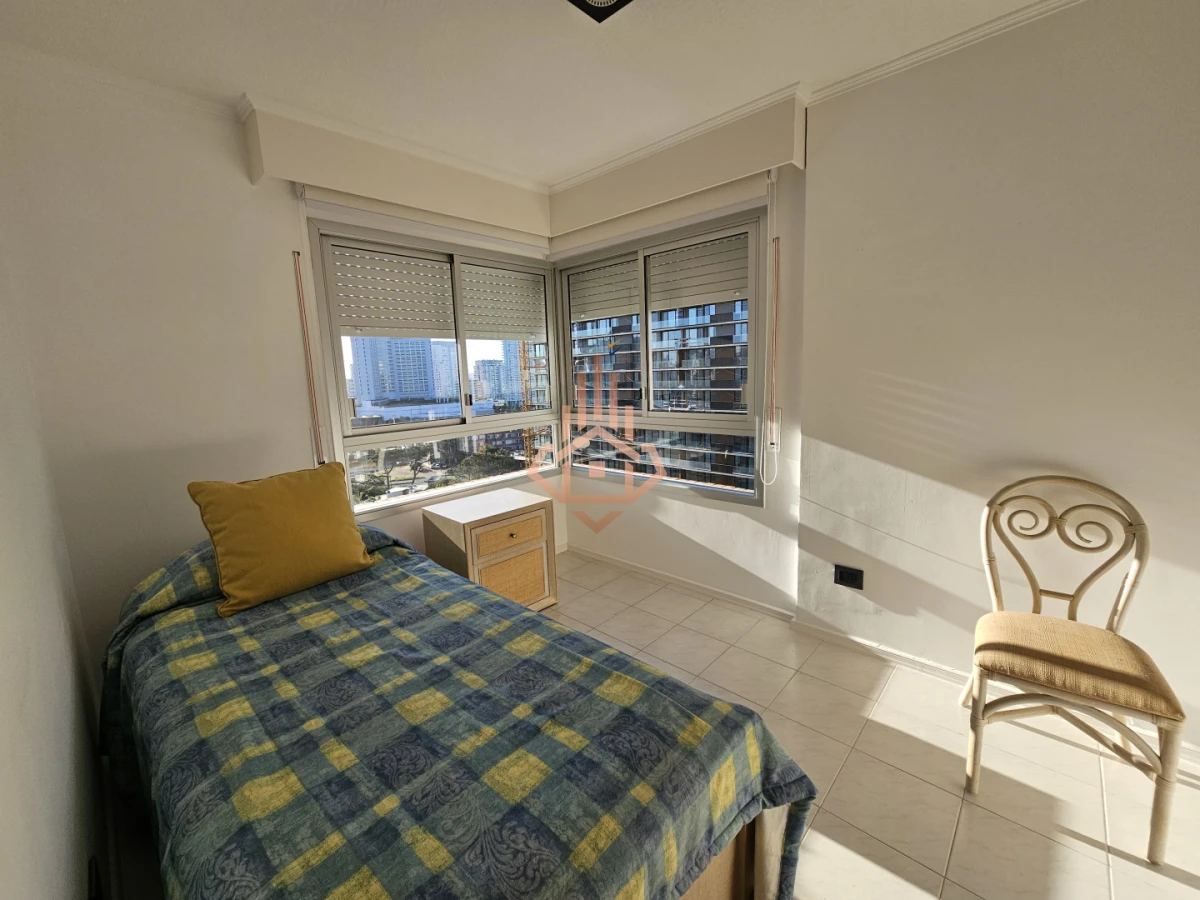 Venta de Apartamento de Dos Dormitorios y Medio Piso Alto