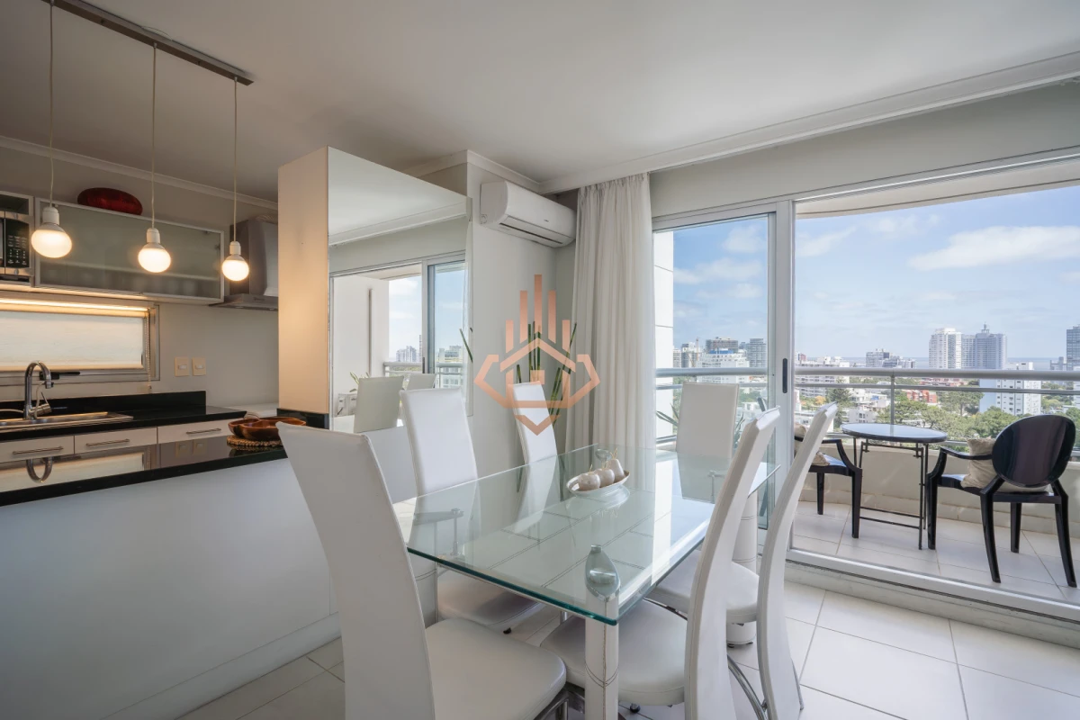 Venta Apartamento de 1 dormitorio medio a pasos del mar con vista parcial mar.