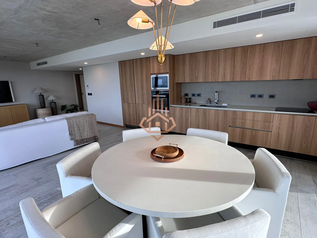 Venta departamento en Surfside de 2 dormitorios + den con vista al Mar