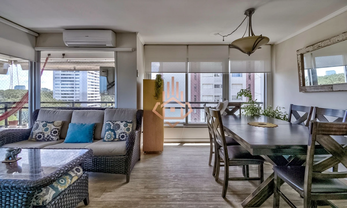 Venta Apartamento en Punta del Este con 3 dormitorios y vista parcial a la playa.