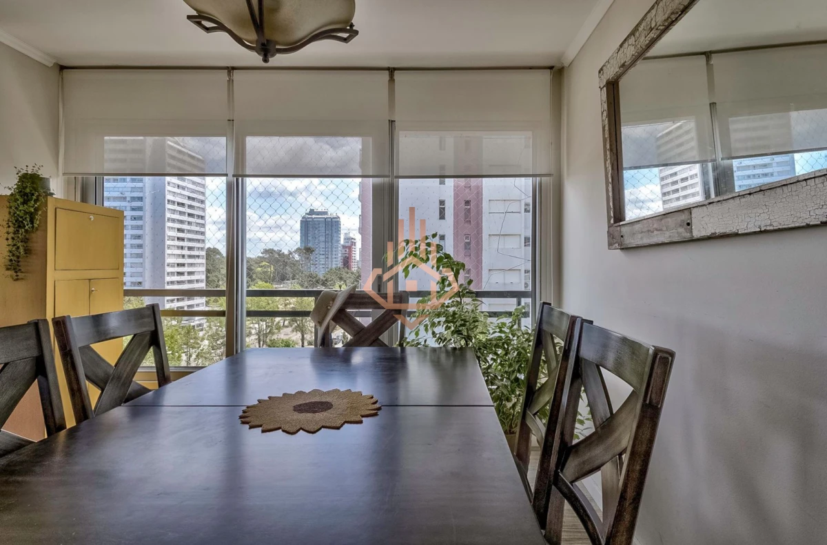 Venta Apartamento en Punta del Este con 3 dormitorios y vista parcial a la playa.