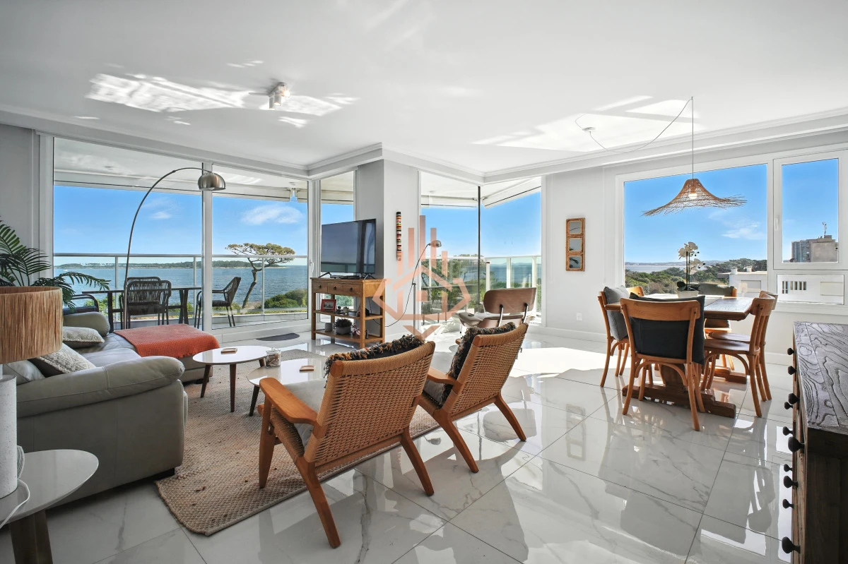 Apartamento en Venta 3 suites + servicio en Paramount Tower, Playa Mansa