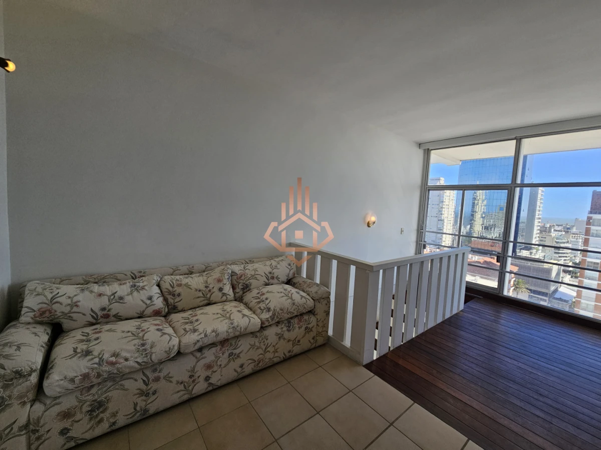 Se vende apartamento de 3 dormitorios en la Península, piso alto con vista al mar