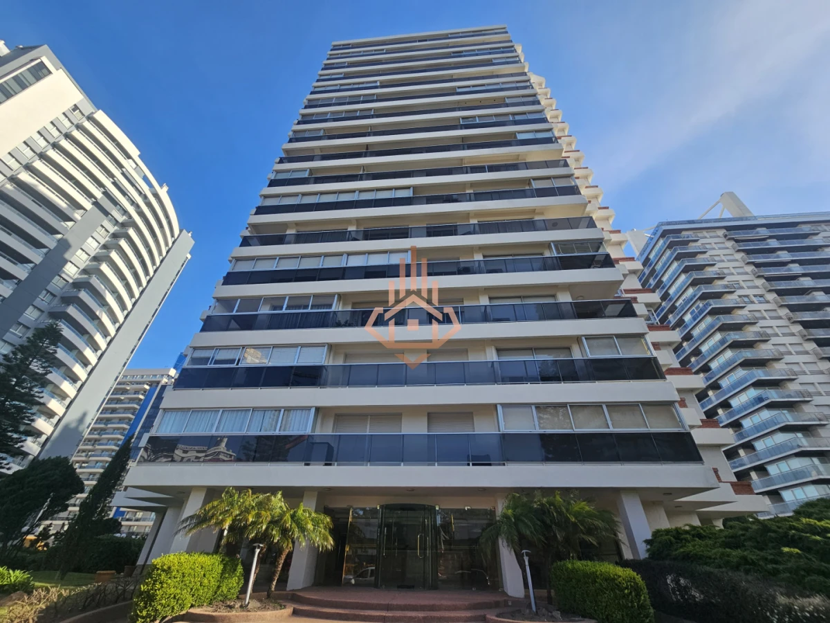 Venta de Apartamento de Dos Dormitorios y Medio Piso Alto