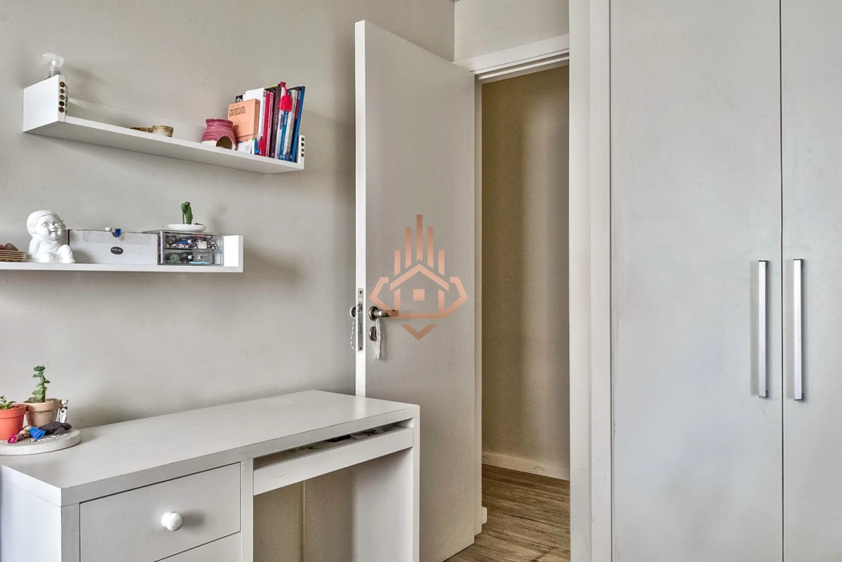 Venta Apartamento en Punta del Este con 3 dormitorios y vista parcial a la playa.