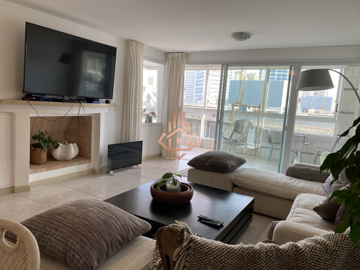 Venta apartamento de 3 dormitorios mas dependencia, frente a playa Brava.