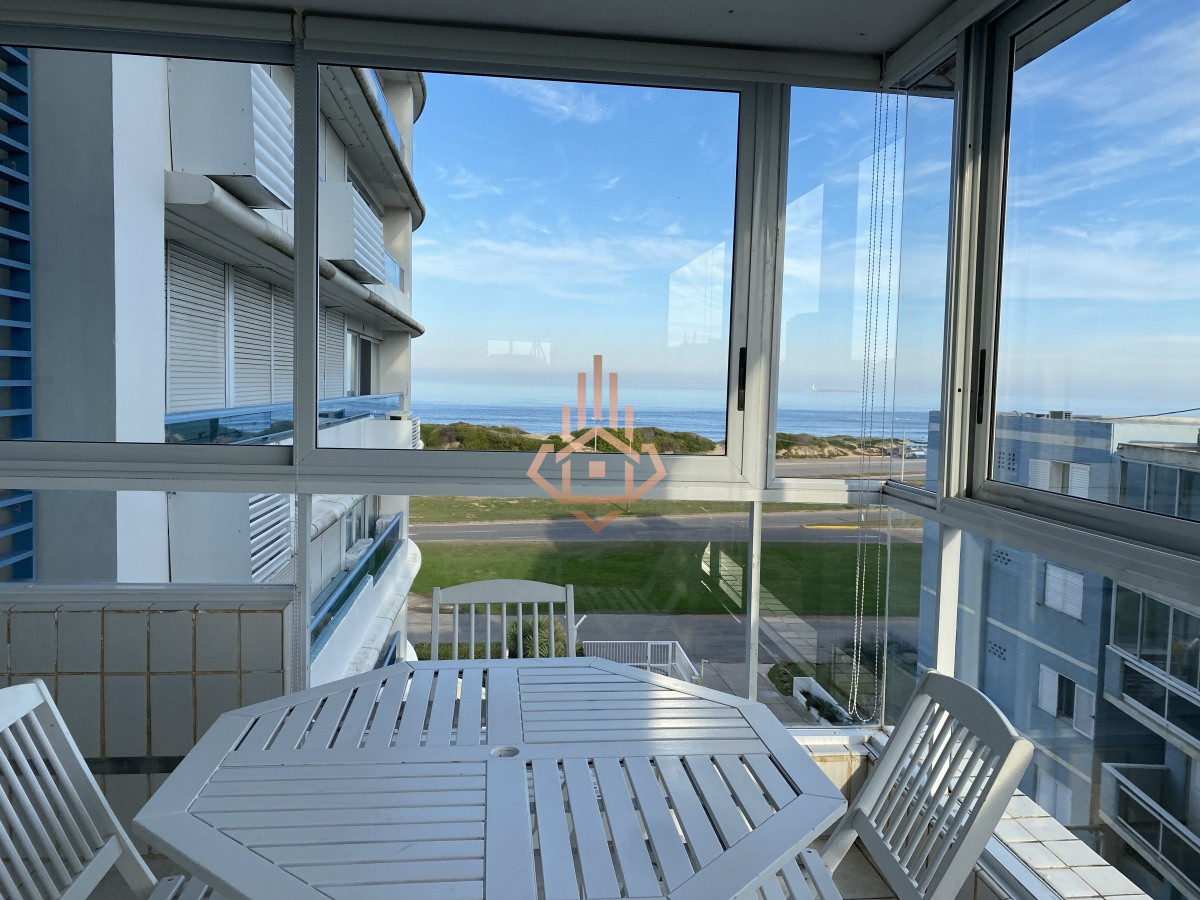 Venta apartamento de 3 dormitorios mas dependencia, frente a playa Brava.