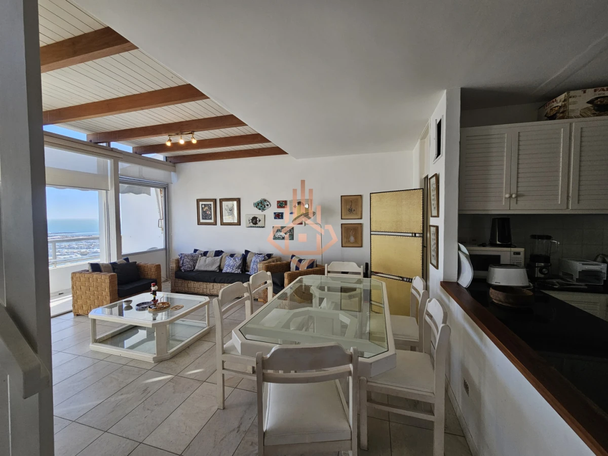 Se vende apartamento de 3 dormitorios en la Península, piso alto con vista al mar