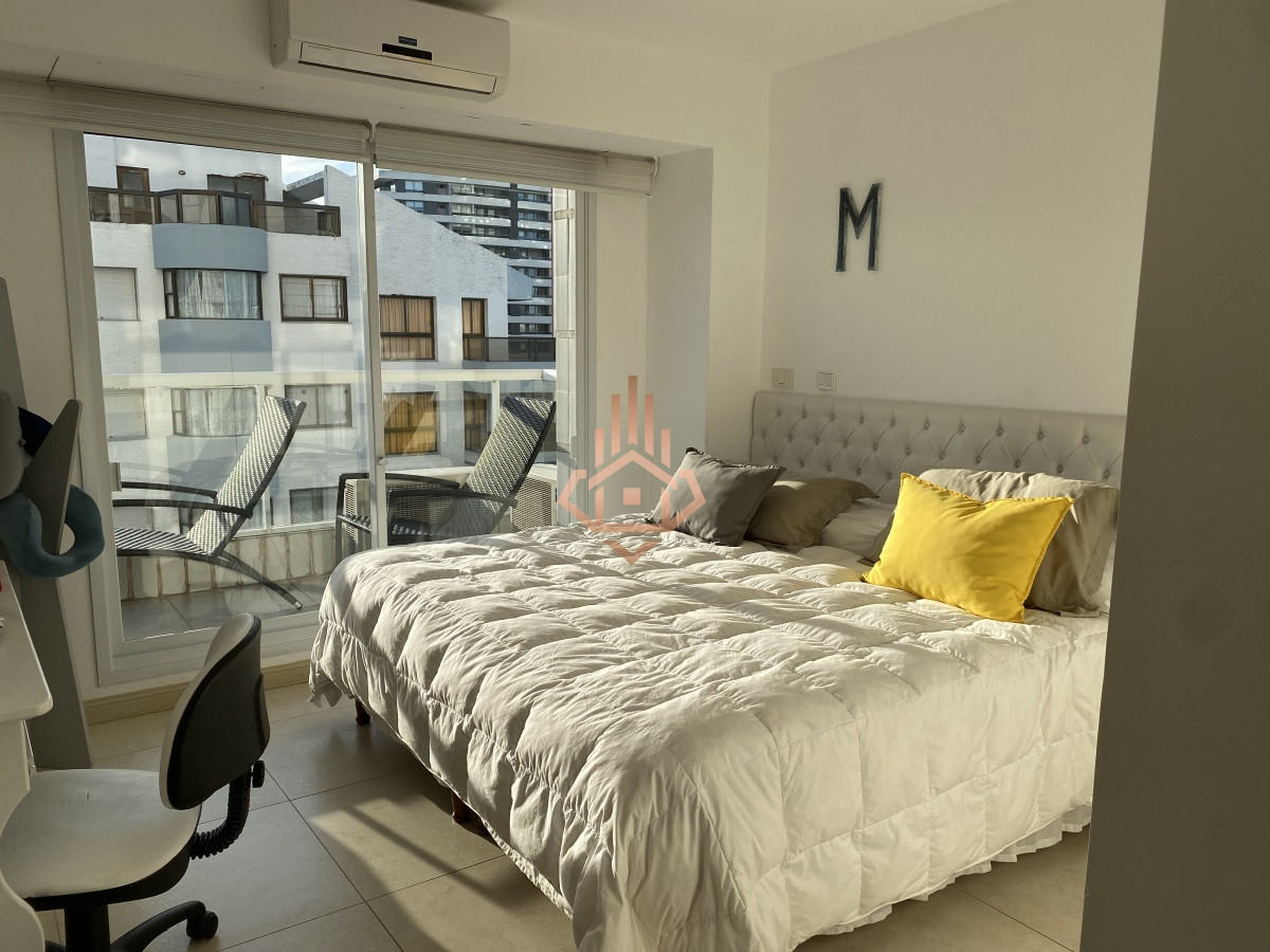 Venta apartamento de 3 dormitorios mas dependencia, frente a playa Brava.